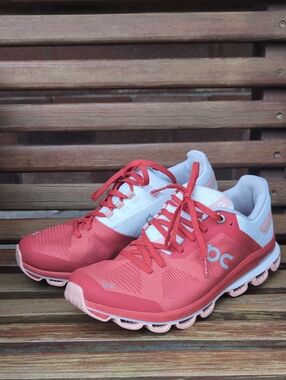 On Running Women's Cloudsurfer 6 Size 9